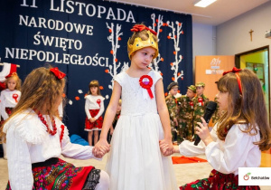 Dziewczynki recytują wiersze.