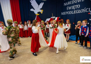 Taniec dzieci z szarfami.