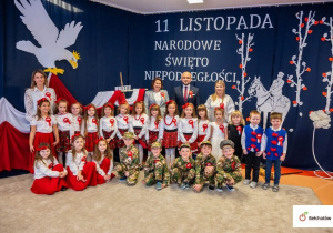 Wspólne zdjęcie zaproszonego gościa z grupą Elfy .