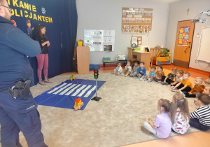 dzieci słuchają o zasadach bezpieczeństwa w ruchu drogowym