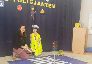 chłopiec przebrany za policjanta