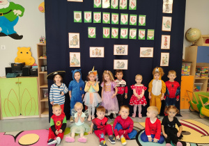 zdjęcie grupowe na tle dekoracji