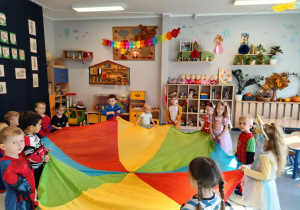 dzieci bawią się z chustą animacyjną