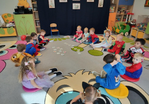 Krasnale podczas bajkowych zabaw w kole