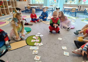 dzieci łączą w pary rekwizyty z bajkami