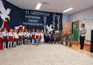 Pani Dyrektor przemawia do dzieci