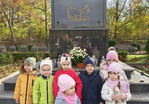 Dzieci na tle pomnika