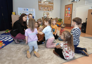 Dzieci słuchają na temat bezpiecznego zachowania w kontaktach z nieznajomym psem