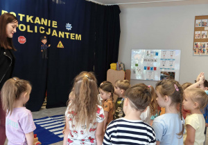 Dzieci ćwiczą bezpieczne zachowania podczas spotkania z nieznajomym psem