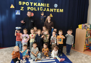 Wspólne zdjęcie grup Krasnale i Misie z policjantem