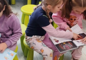 Dzieci oglądaj książki.