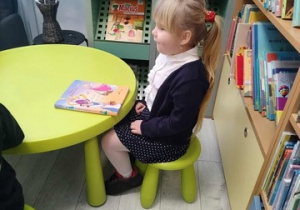 Dziewczynka słucha bajki .