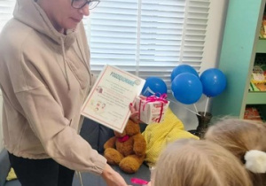 Dzieci wręczają podziękowania.