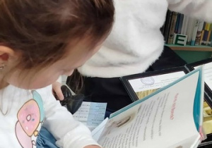 Dziewczynki oglądają książki.