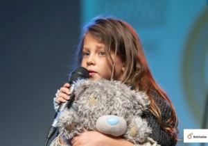 Kornelia śpiewa piosenkę.