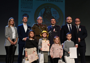 Zdjęcie grupowe dzieci wraz z nagrodami.