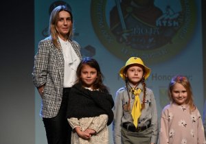 Zdjęcie dziewczynek z Panią.