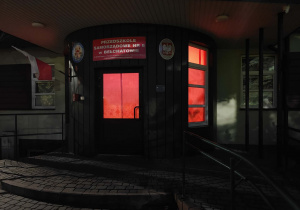 Widok budynku przedszkola podświetlonego na czerwono