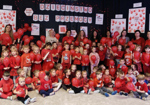 Zdjęcie grupowe na tle dekoracji dzieciństwo bez przemocy