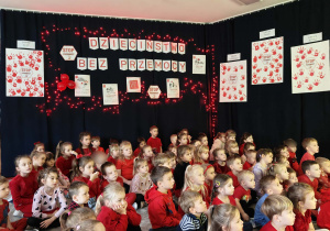 Zdjęcie grupowe na tle dekoracji dzieciństwo bez przemocy