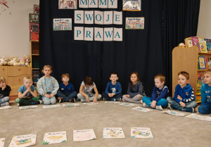 Dzieci siedzą w kole