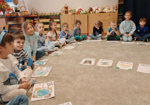 Dzieci siedzą w kole podczas zajęcia