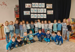 Dzieci na tle dekoracji o prawach dziecka