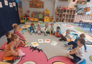 dzieci odgadują prawa na podstawie symboli