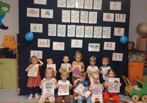 zdjęcie grupowe na tle dekoracji