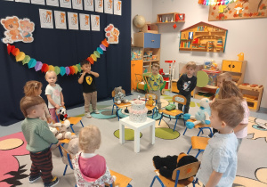 dzieci śpiewają "sto lat" swoim pluszowym misiom