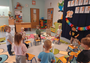 dzieci świętują urodziny swoich pluszowych przyjaciół