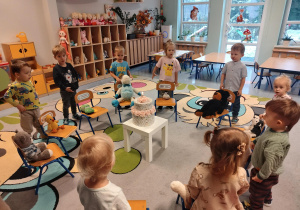 dzieci świętują urodziny swoich pluszowych przyjaciół