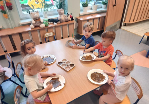 dzieci malują farbami