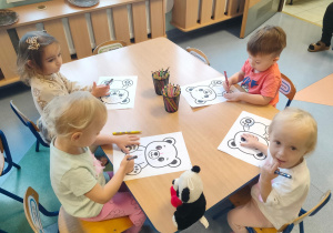 dzieci kolorują misie