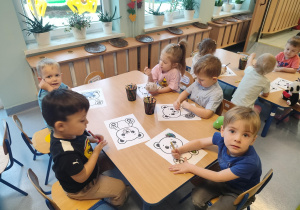 dzieci kolorują misia