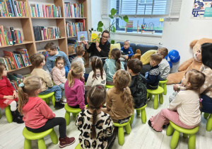 Dzieci słuchają pani bibliotekarki