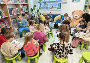 Dzieci słuchają pani bibliotekarki