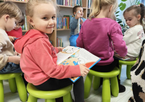 Dzieci oglądają książki