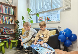 Dzieci oglądają książki