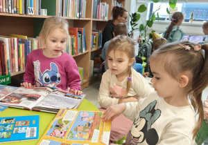 Dzieci oglądają książki