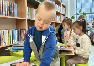 Dzieci oglądają książki