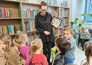 Dzieci wręczają podziękowanie dla pań bibliotekarek