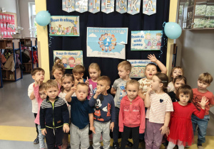 Dzieci pozują na tle dekoracji