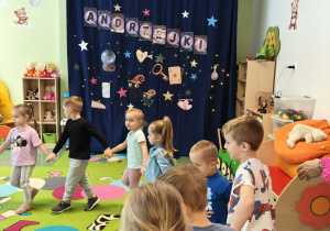 Dzieci tańczą w kole