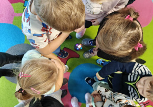 Dzieci przyglądają się świecącej kuli