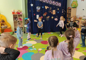 Dzieci tańczą w kole