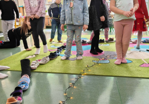 Dzieci układają buty jeden za drugim