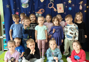 Dzieci pozują na tle dekoracji