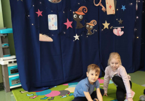 Dzieci wykonują wróżby andrzejkowe