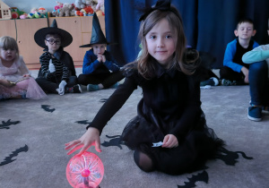 dziewczynka dotyka magicznej kuli